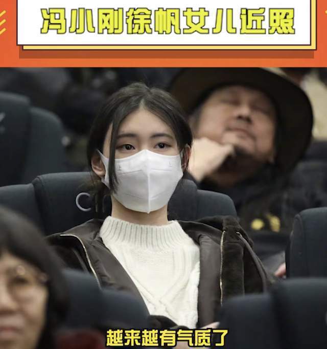 冯小刚回国带妻女看电影头顶斑秃明显曾发文回应移民美国一事 腾讯新闻