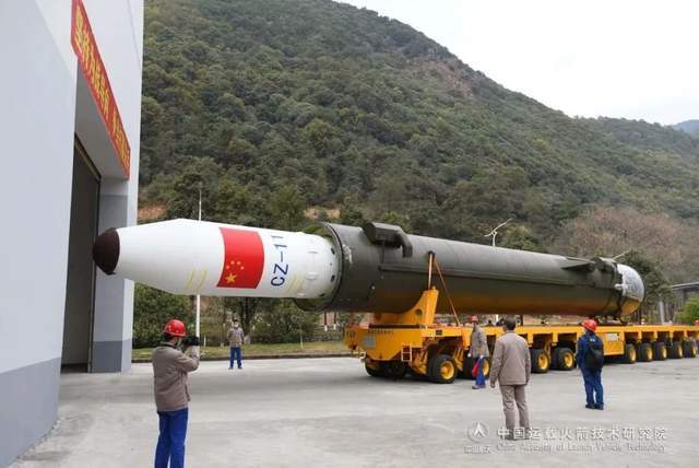 三天后,一枚长征四c火箭又在酒泉卫星发射中心成功发射,将实验-20a和