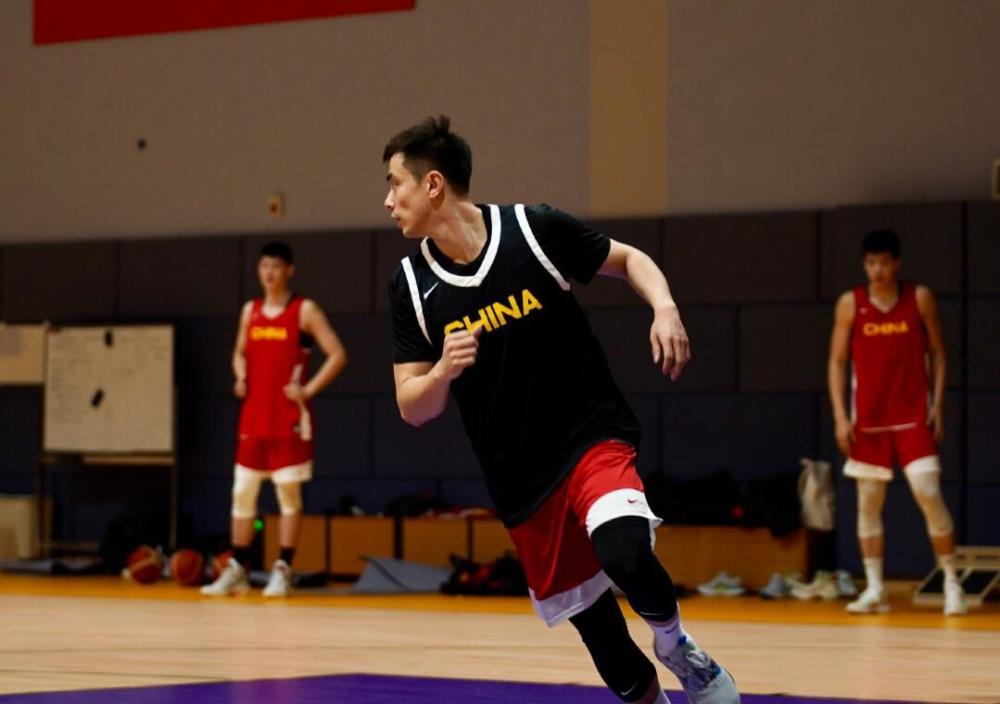 太难得！中国男篮集训给球员放假 赵继伟在上海看街头演唱