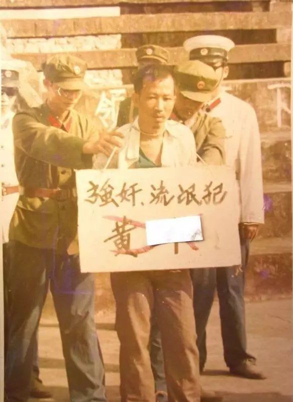 80年代老照片:罪犯上刑场拼命挣脱,女囚穿血红衣上刑场太惊悚