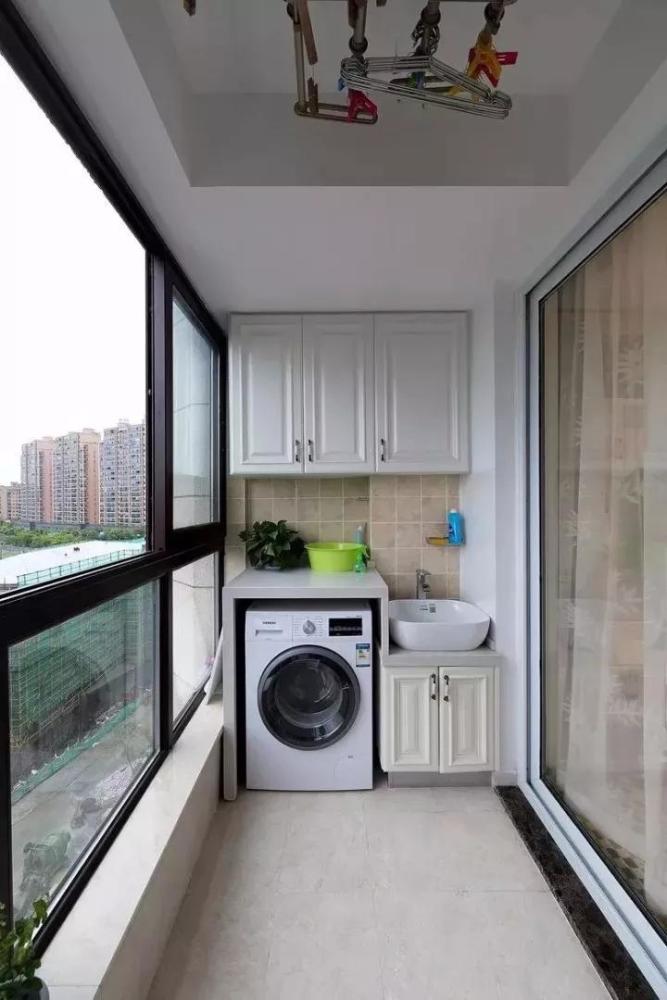 3,生活阳台,可能会在阳台上安装水管,布置洗衣池洗衣机等,那么最好给