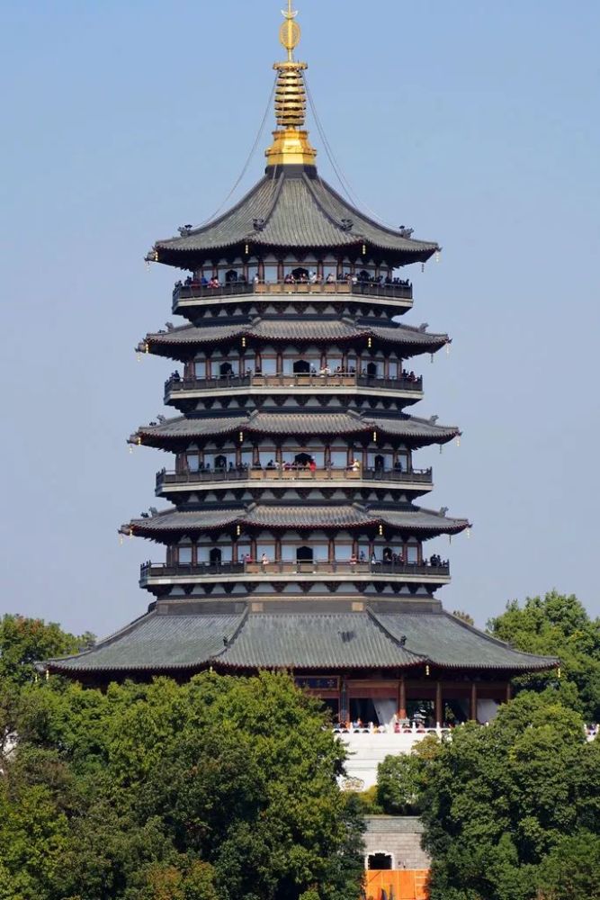 雷峰塔坐落于美丽的              浙江杭州西湖