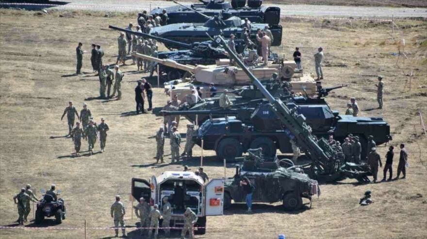 参演的美军及格鲁吉亚陆军武器装备,可见m1a2坦克及"达娜"自行火炮.