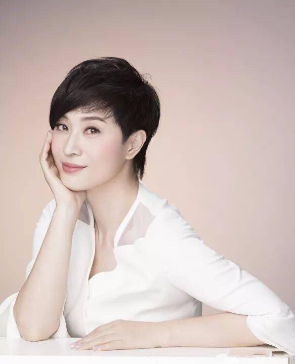 短发女明星中我最服陈法蓉,留了一辈子短发,52岁还是这么漂亮
