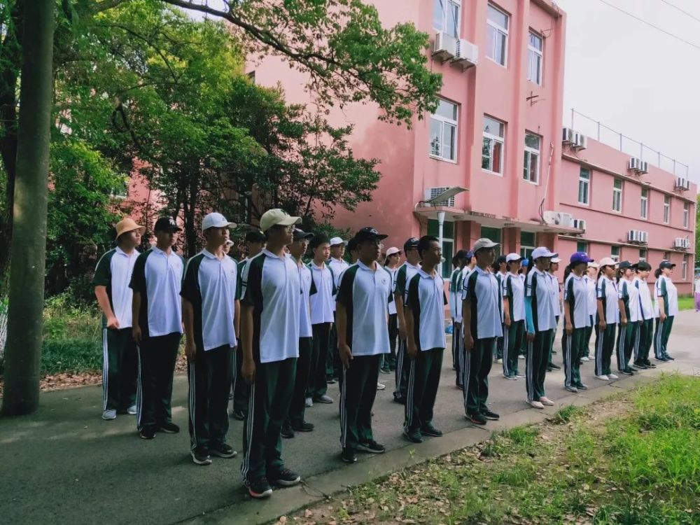 梦想起航丨胸怀赤子心,力行军人礼 ——上海市曹杨中学新高一军训报导