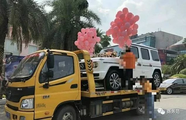 周杰伦送"假铂金包",昆凌却送300万真豪车,明星送车