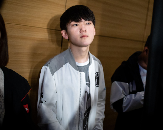 lol:阿水晒和周星驰合影,谁注意两人动作?一般人真不敢这样
