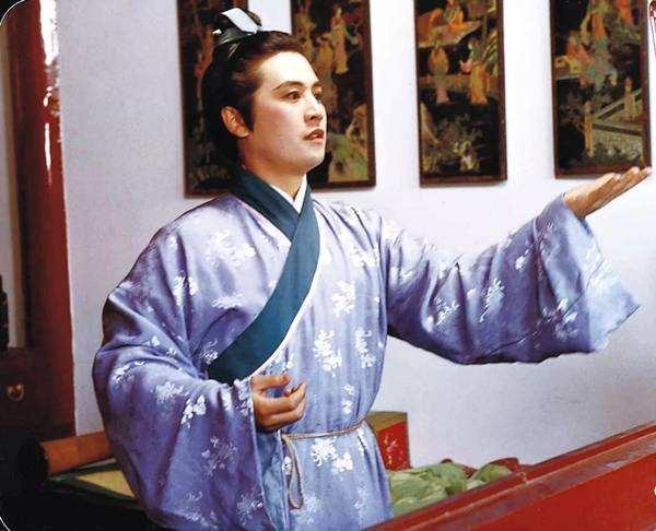 贾宝玉和秦钟是学伴,二人同去学堂,背后隐喻了秦可卿的什么?