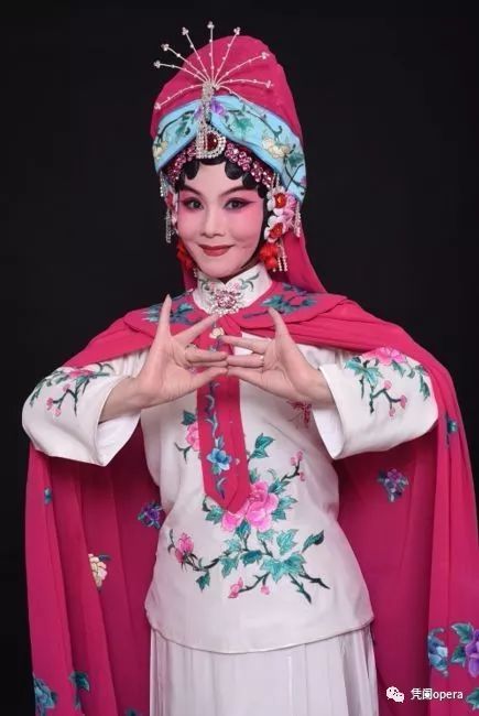 师从豫剧皇后陈素真大师的弟子,著名豫剧表演艺术家牛淑贤,为陈门再传