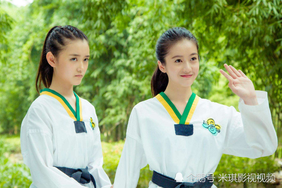 旋风少女的张雪迎蒋依依,5年后大变样,旅行照像两姐妹