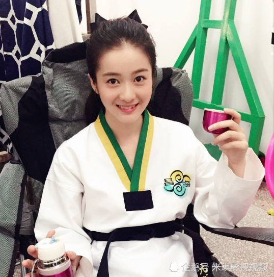 旋风少女的张雪迎蒋依依,5年后大变样,旅行照像两姐妹