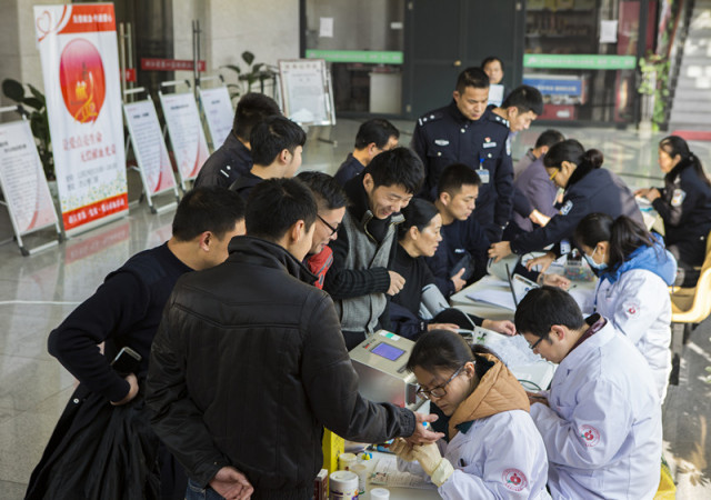 感人！服刑人员突发重病 23位监狱民警为其献血