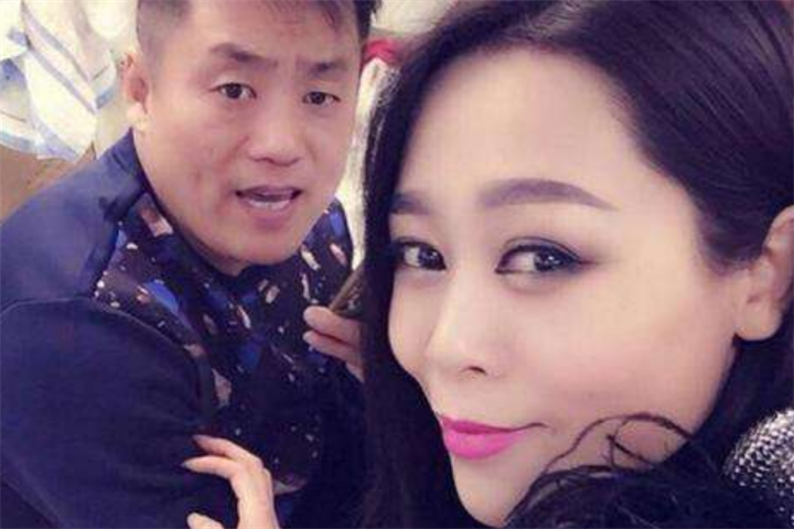 40岁宋晓峰老婆曝光,隐藏了整整10年,网友:难怪赵本山