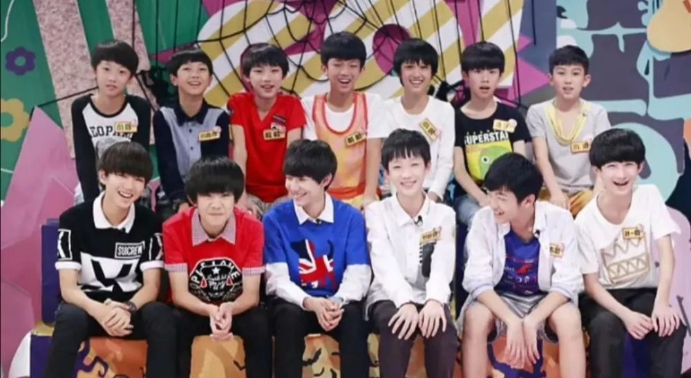 哈哈哈tf家族最新合影tfboys的表情被粉丝解读的好真实