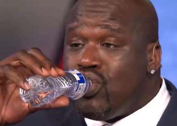 有种"夸张"叫nba巨人喝水,姚明奥尼尔不算啥,看到他