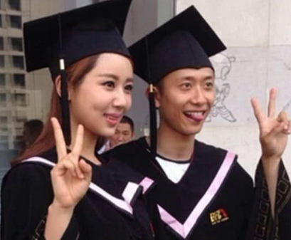 张一山大学毕业照走红,一旁的李现表情成为亮点,网友笑出了猪叫
