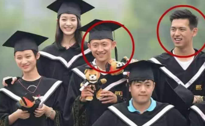 张一山大学毕业照走红,一旁的李现表情成为亮点,网友笑出了猪叫