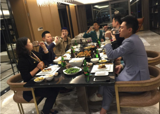 我请同事单独吃饭,他又叫来8人,我中途买单走人,收到