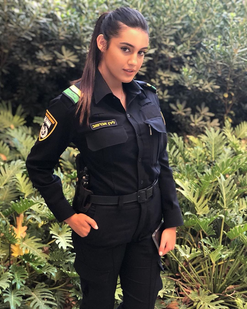 脸蛋身材不逊于专业模特以色列女警有着令人难以置信的美丽