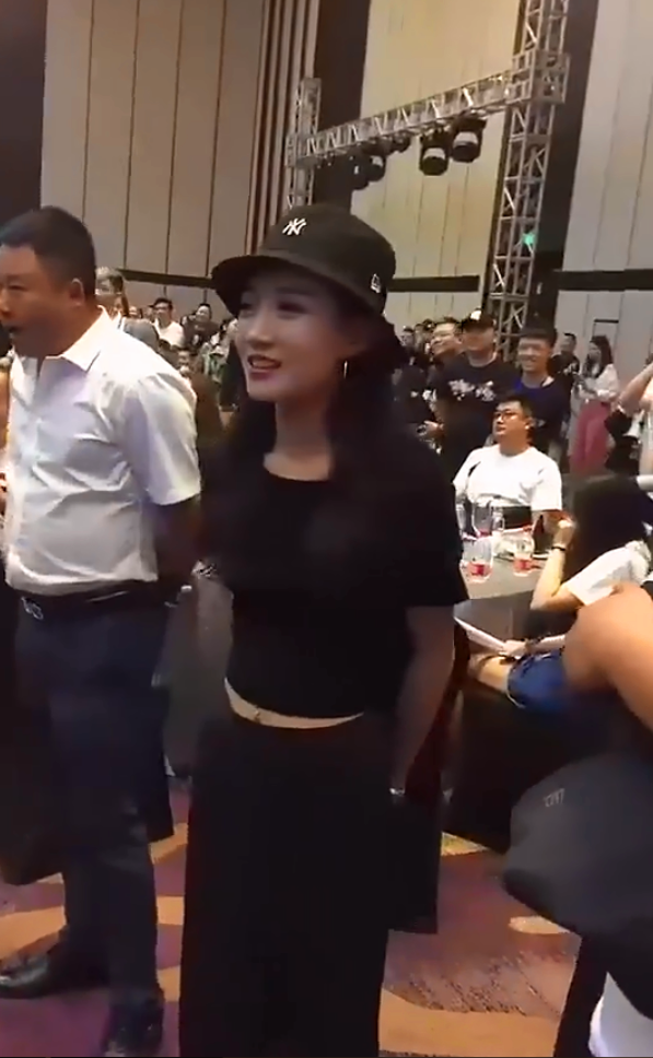 牌牌琦参加活动上台讲话,谁看到台下小伊伊的眼神?网友:我酸了
