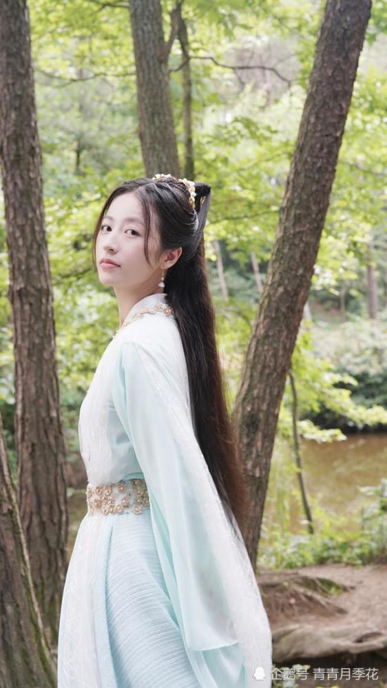 周雨彤清新的手机壁纸身穿古装显气质妥妥的一个小仙女