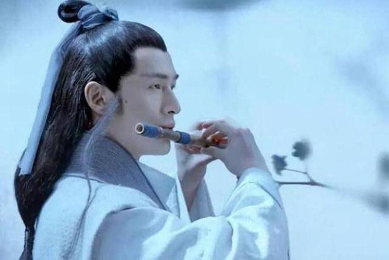 古装剧中男星吹"笛子",肖战帅气,胡歌儒雅,而他让人一