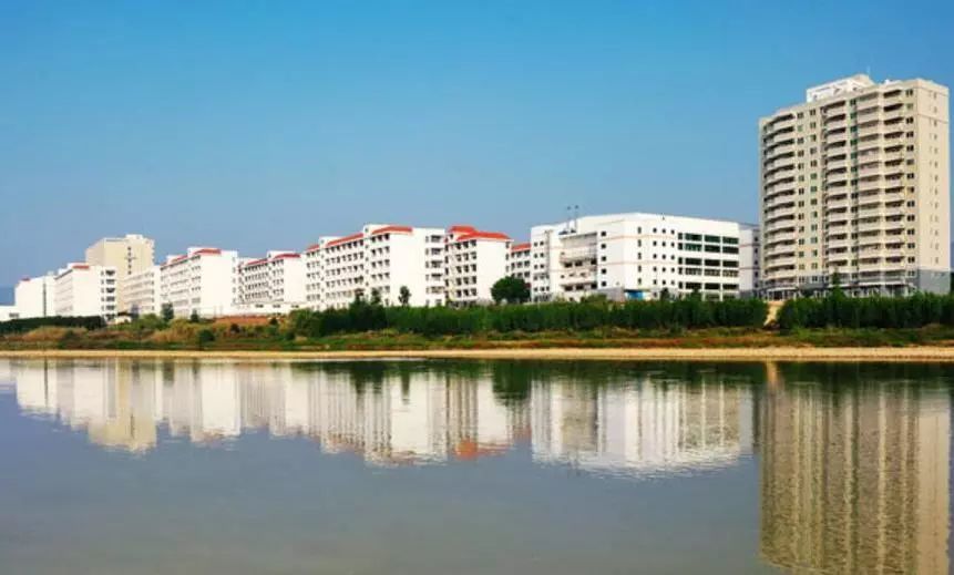 学院图书馆由康美校区图书馆和美林校区分馆构成,总建筑面积1.