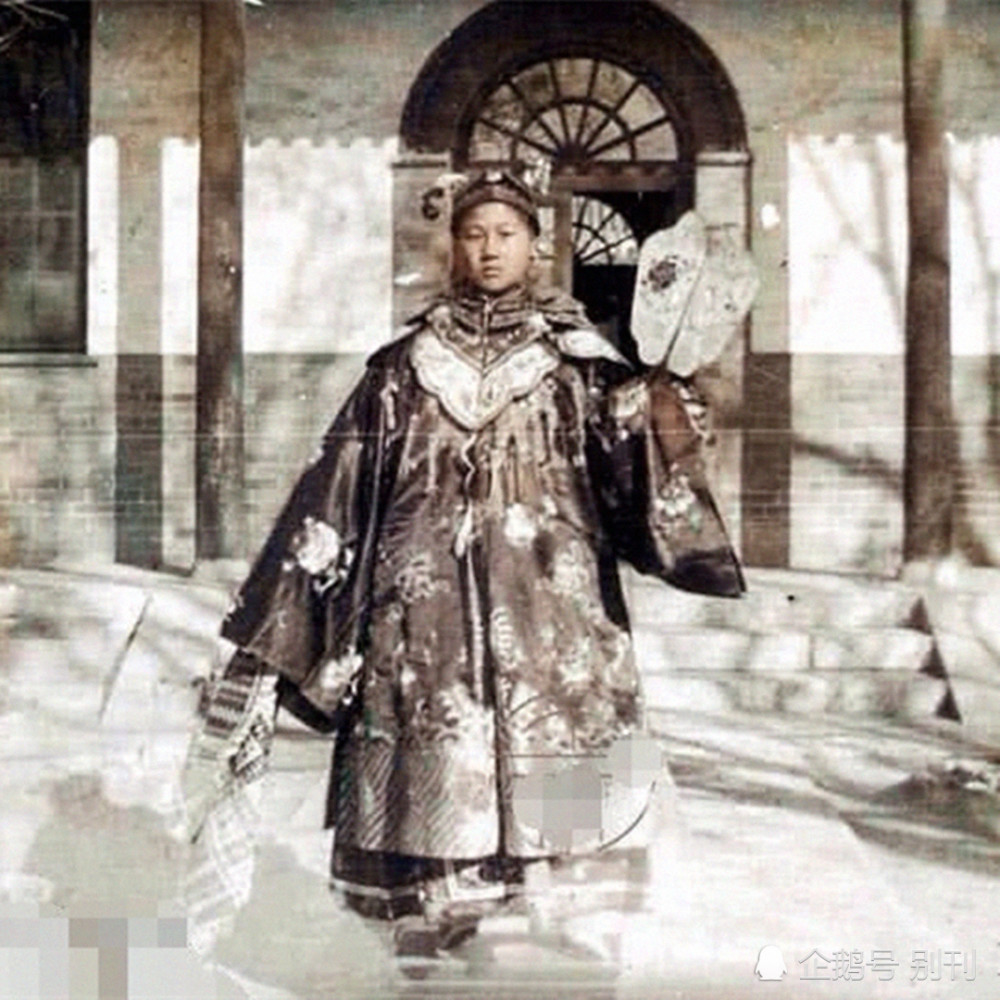 清朝民间女子有多美?回娘家骑毛驴很酷,身高165的她可当网红
