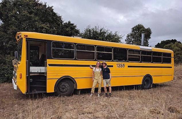 没钱买房!澳洲情侣花13万买辆二手校车,改造成住宅每天开着跑