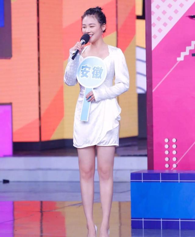 马思纯本身就是一个骨架偏大的女生,稍微长点肉就能很明显地看出来,在