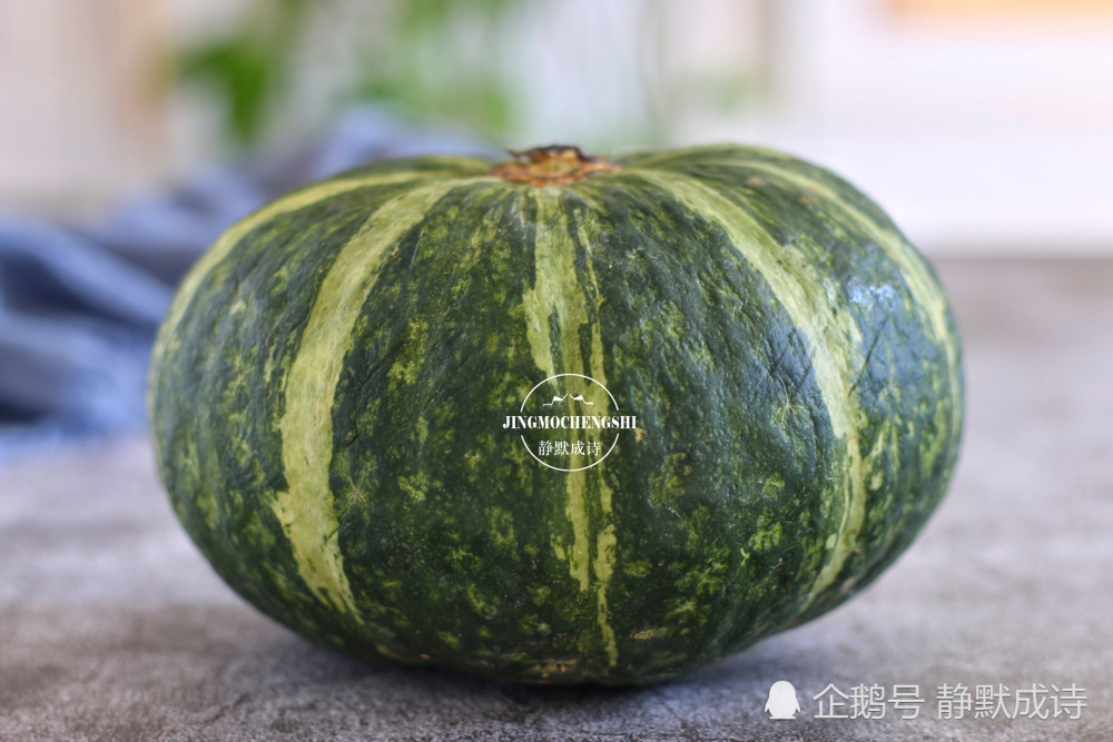 【食材准备:南瓜半个(要挑选又面又甜的南瓜,蒜3瓣,酱油1汤匙,油两