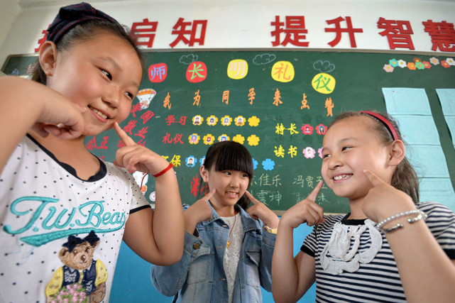 小学生们在"今天你微笑了吗?"活动中做笑脸(资料图).(ic photo/图)