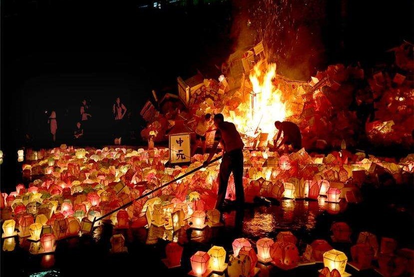 中元节,简单来说,是民间一个关于孝道的节日,这一天往往祭祀先人,早