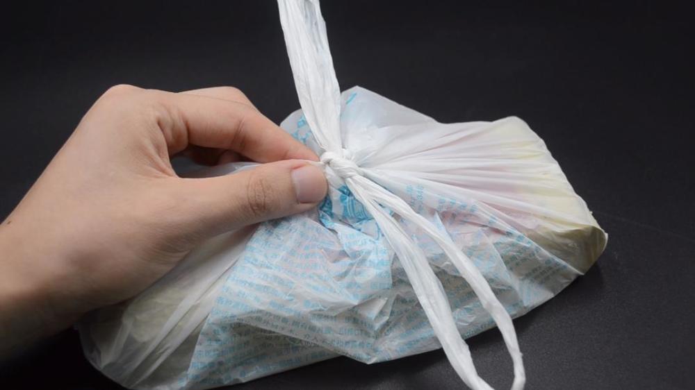 不管塑料袋死结有多紧,试试这个方法,轻松解开塑料袋死结,实用