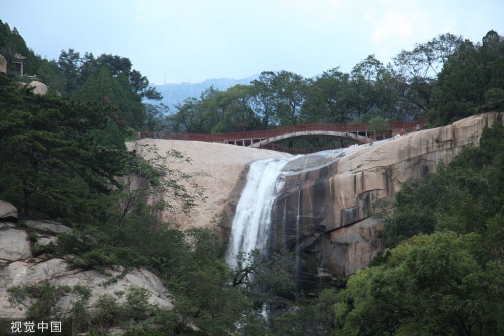 山东泰安:泰山黑龙潭瀑布倾斜而下 潭水清澈见底