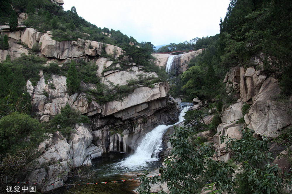 山东泰安:泰山黑龙潭瀑布倾斜而下 潭水清澈见底