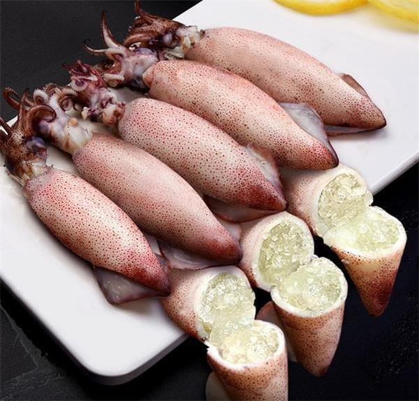 这种鱿鱼的肚子里都是白色颗粒,也就是鱿鱼的卵.