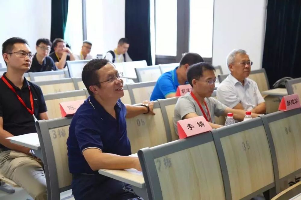 评审专家,云南农业大学教授李靖向答辩同学提问