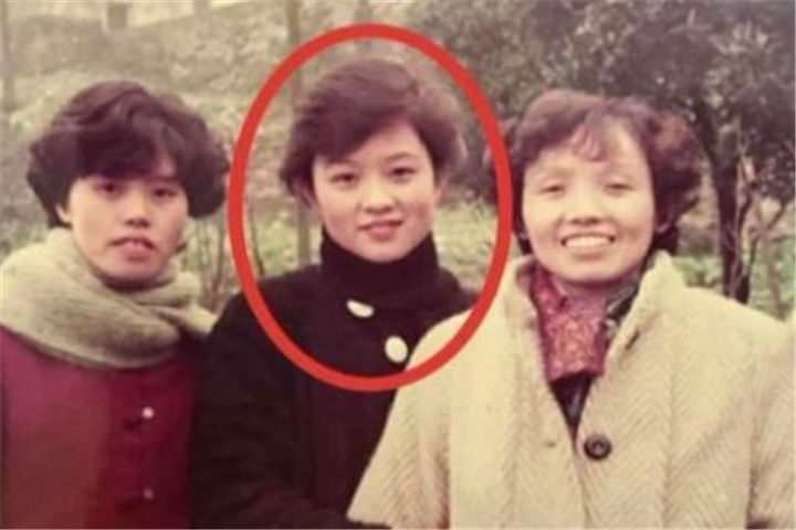 杨紫的母亲,肖战的母亲,邓伦的母亲,差距不是一般的大
