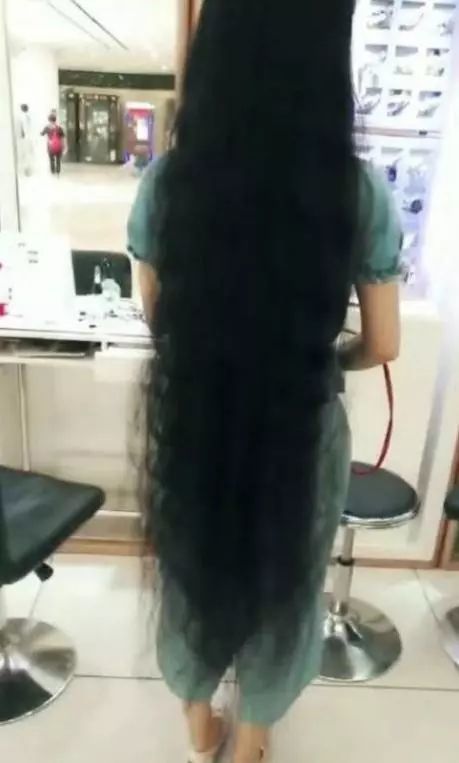 女子留了16年的长发理发店洗头,洗了8个小时成"鸡窝"