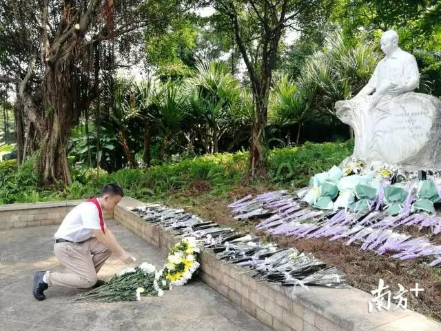 东风东路小学的少先队员在卢永根院士的雕像前为其献花.