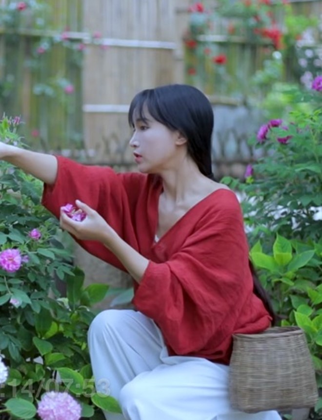 李子柒参加完红人节又回归田野,她穿假裙子,161腿都这么长!