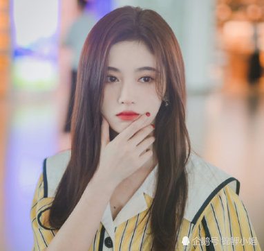 粉丝大喊"我爱你",谁注意鞠婧祎下意识的手势?网友:心都化了