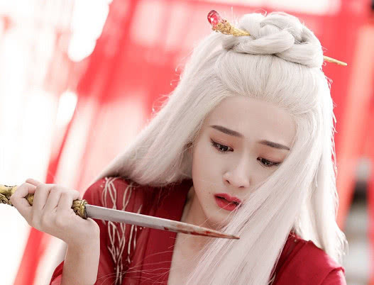 最后一页 图一张雪迎,一头白发,搭配一直簪子,简单又不单调,好看极了