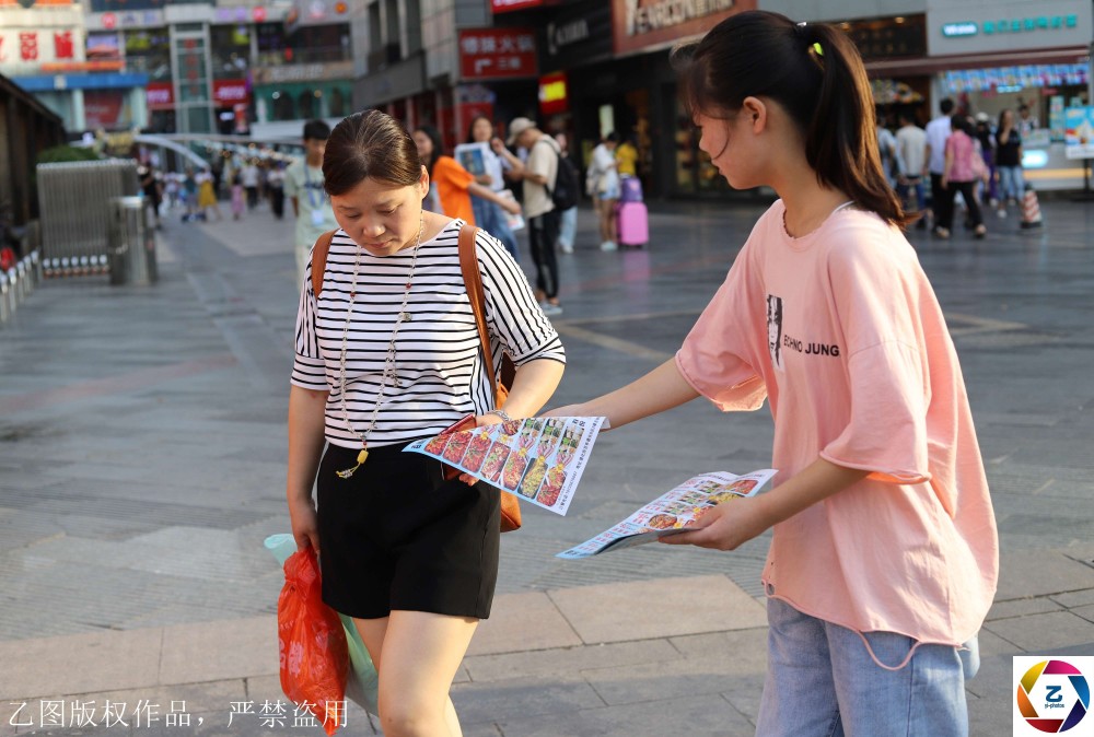 40度高温,15岁女孩每天站街头散传单挣钱救弟弟,浑身