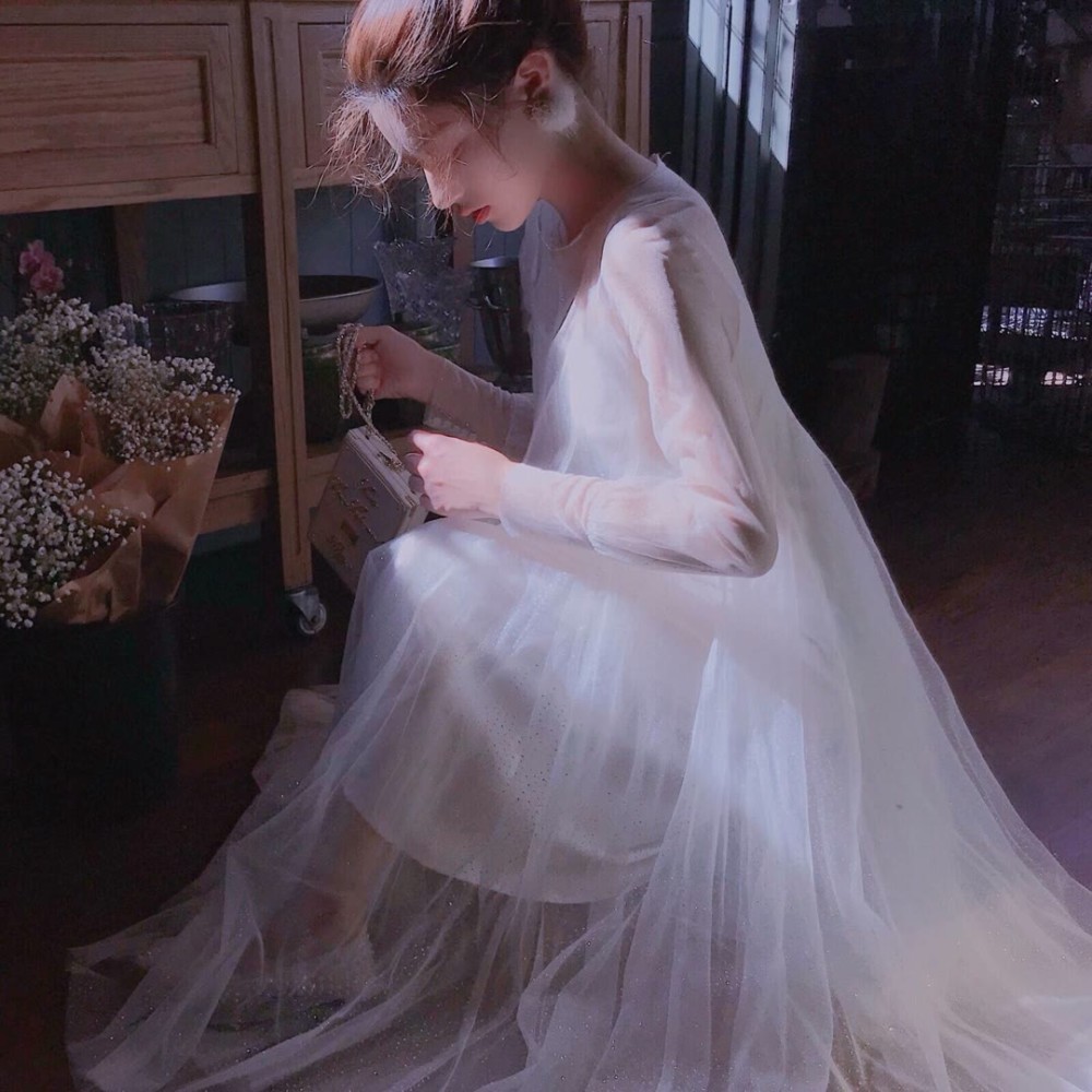 图上的这一个女生穿了一件白色的仙女裙,这个侧脸真是美的让人移不开