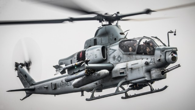 飞行中的ah-1z"眼镜蛇"攻击直升机 (来自:环球网军事)
