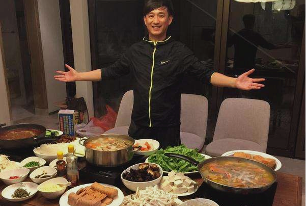 黄磊在家做饭晒照,被质疑厨艺,网友:我相信彭彭身上的肉!