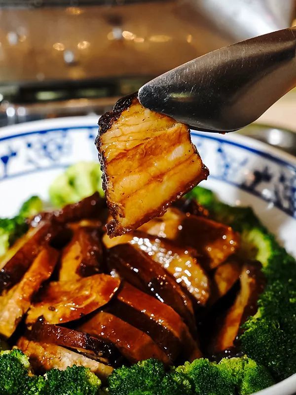 天上鹅肉,地上驴肉啊 芋头扣肉,应该就是客家朋友家里常做的烧大块了