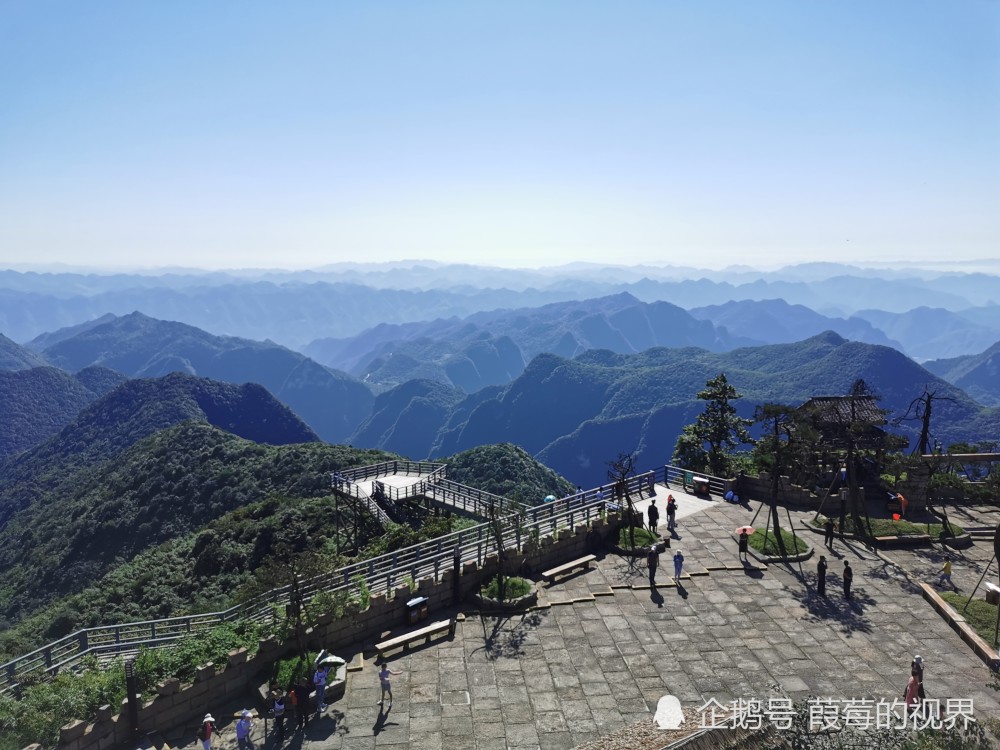 登娄山关西风台览大好河山风光无限